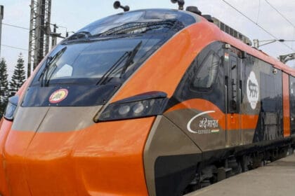 वंदे भारत स्लीपर ट्रेन में मिलेगा लग्जरी अनुभव, ऑटोमैटिक दरवाजे और नई सुविधाओं क