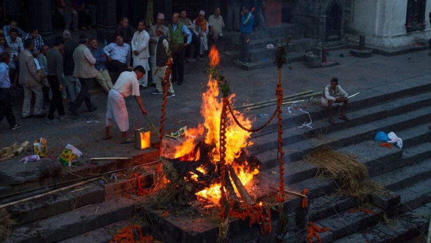 गरुड़ पुराण के अनुसार अंतिम संस्कार में 5 प्रकार के लोग नहीं कर सकते भागीदारी