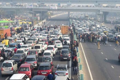 दिल्ली में ट्रैफिक का कहर: मेरठ एक्सप्रेसवे पर गाड़ियों की लंबी कतार, 5 किलोमीटर