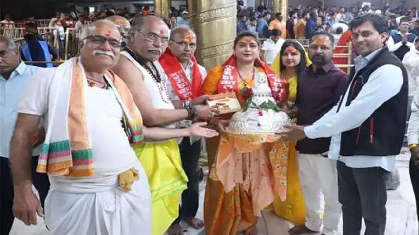 भक्ति का अनोखा उत्सव: मनोकामना पूरी होने पर महाकाल को 2.35 किलो चांदी का मुकुट च