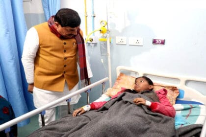 मुख्यमंत्री ने इंदौर के अस्पतालों में पहुँचकर दूषित जल से बीमार मरीजों का जाना ह