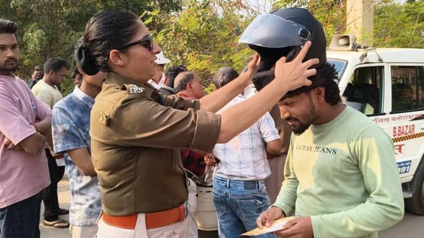 पहले समझाया, फिर सुरक्षित बनाया: ट्रैफिक पुलिस का अनोखा जागरूकता अभियान