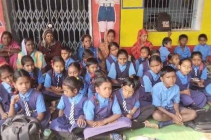 शिक्षक नहीं, पढ़ाई ठप: प्राथमिक स्कूल में तालेबंदी पर उतरे पालक