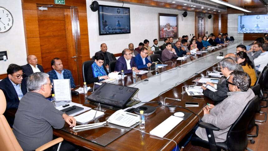 CS ने वीडियो कॉन्फ्रेंसिंग से मण्डलायुक्तों और CDOs के साथ शासन की योजनाओं की सम