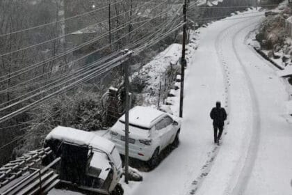 कश्मीर में भारी बर्फबारी, 24 फ्लाइट्स रद्द, रामबन से बरामाूला तक बर्फ की सफेद चा