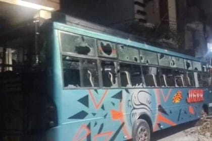 तराना में बजरंग दल कार्यकर्ता की पिटाई पर भड़का तनाव, भीड़ ने की बसों और दुकानों