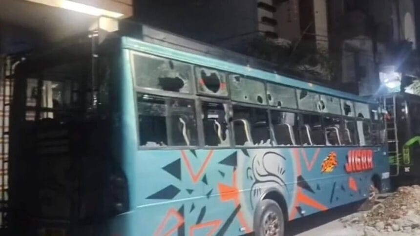 तराना में बजरंग दल कार्यकर्ता की पिटाई पर भड़का तनाव, भीड़ ने की बसों और दुकानों