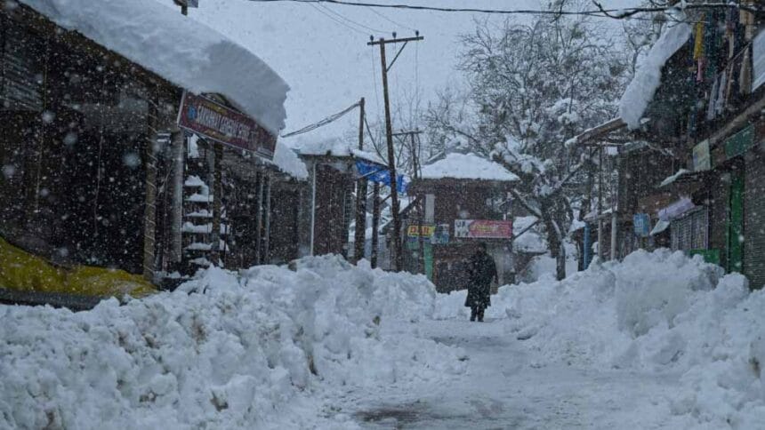 बर्फबारी से जम्मू-कश्मीर में हाईवे बंद, उधमपुर में आवाजाही रोकी गई, डोडा में स्थ