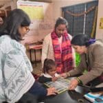 ग्वालियर में कलेक्टर रूचिका चौहान ने आंगनवाड़ी बच्चों को ABCD सिखाने के लिए अपना