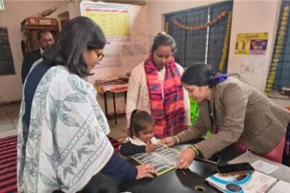 ग्वालियर में कलेक्टर रूचिका चौहान ने आंगनवाड़ी बच्चों को ABCD सिखाने के लिए अपना
