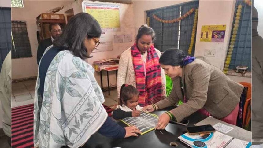 ग्वालियर में कलेक्टर रूचिका चौहान ने आंगनवाड़ी बच्चों को ABCD सिखाने के लिए अपना