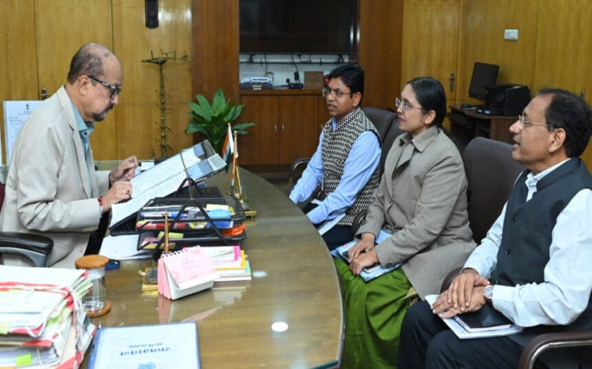 राज्यपाल डेका ने रायपुर में गोद ग्रामों में आजीविका कार्यों को तेज करने के दिए न