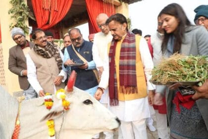 नववर्ष पर उप मुख्यमंत्री शुक्ल ने किया गौपूजन, लगाए पीपल के पौधे