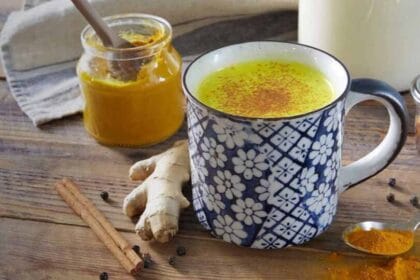 सिर्फ चुटकीभर हल्दी और दूध! जानिए इसके 5 जबरदस्त फायदे जो सर्दियों में रखेंगे आप