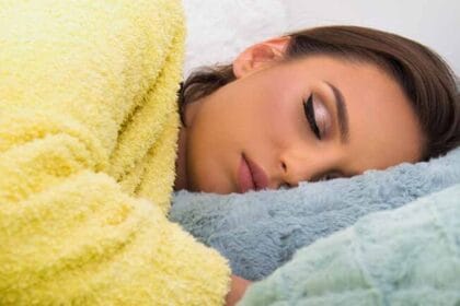 अगर नहीं हटाया रात का मेकअप तो बढ़ सकती हैं त्वचा की परेशानियां, अपनाएं ये 4 जरू