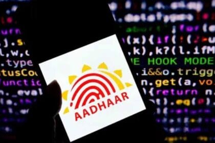 Aadhaar और मोबाइल लिंक कराया है? सावधान! नई साइबर फ्रॉड ट्रिक से खाली हो सकता है