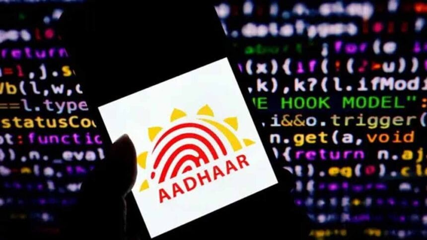Aadhaar और मोबाइल लिंक कराया है? सावधान! नई साइबर फ्रॉड ट्रिक से खाली हो सकता है