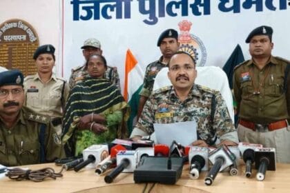 धमतरी में बड़ी कामयाबी: 5 लाख की इनामी नक्सली भूमिका ने पुलिस के सामने डाला हथिय