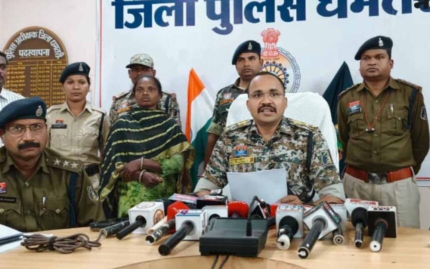धमतरी में बड़ी कामयाबी: 5 लाख की इनामी नक्सली भूमिका ने पुलिस के सामने डाला हथिय