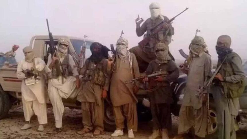 PAK आर्मी पर भारी दबाव: बलूचिस्तान में 12 शहरों में हमले, कई थानों पर बागियों का