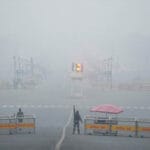 दिल्ली-यूपी में गलन भरी ठंड, पहाड़ों पर बर्फबारी और उत्तर भारत में कड़ाके की ठंड