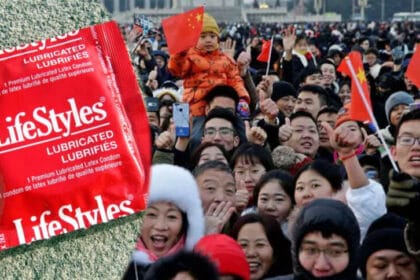 क्या कंडोम महंगे करने से जनसंख्या बढ़ेगी? तीसरे साल से डरा हुआ चीन, भारत के लिए