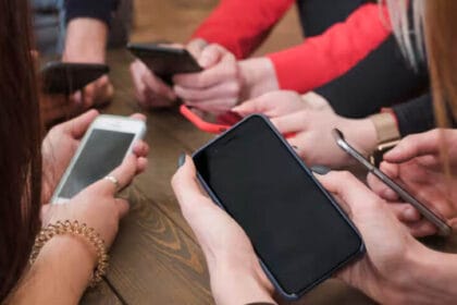 साल 2026 में महंगे होंगे स्मार्टफोन, कीमतों में 8% की वृद्धि का अनुमान