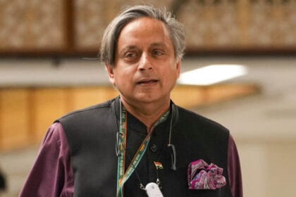 ‘नेहरू के कुछ फैसलों के कारण चीन से हारे’, शशि थरूर ने पूर्व पीएम को लेकर किया ब