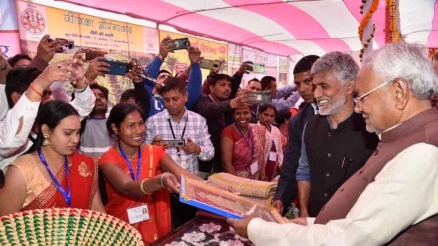 सीएम नीतीश ने जीविका दीदियों से बात कर दिया योजनाओं का भरोसा