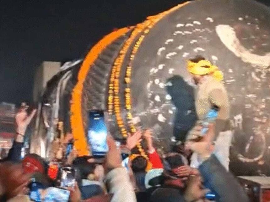 चम्पारण के विराट रामायण मंदिर में पहुंचा दुनिया का सबसे ऊंचा शिवलिंग 1 चम्पारण के विराट रामायण मंदिर में पहुंचा दुनिया का सबसे ऊंचा शिवलिंग