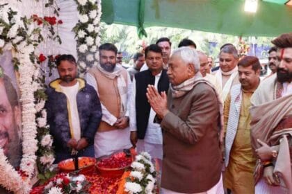 चिराग के दही-चूड़ा भोज में चेतन के पास पहुंचे CM नीतीश