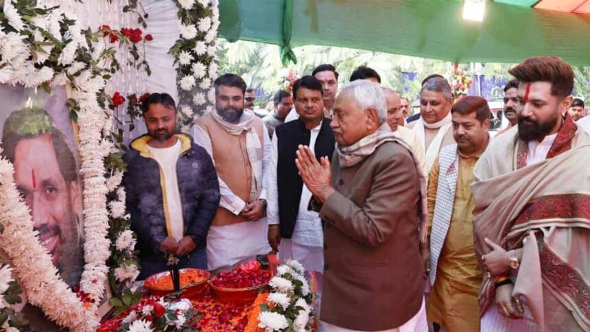 चिराग के दही-चूड़ा भोज में चेतन के पास पहुंचे CM नीतीश