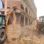 चंगोराभाठा में अनुमति के विपरीत निर्माणाधीन भवन पर चला बुलडोजर