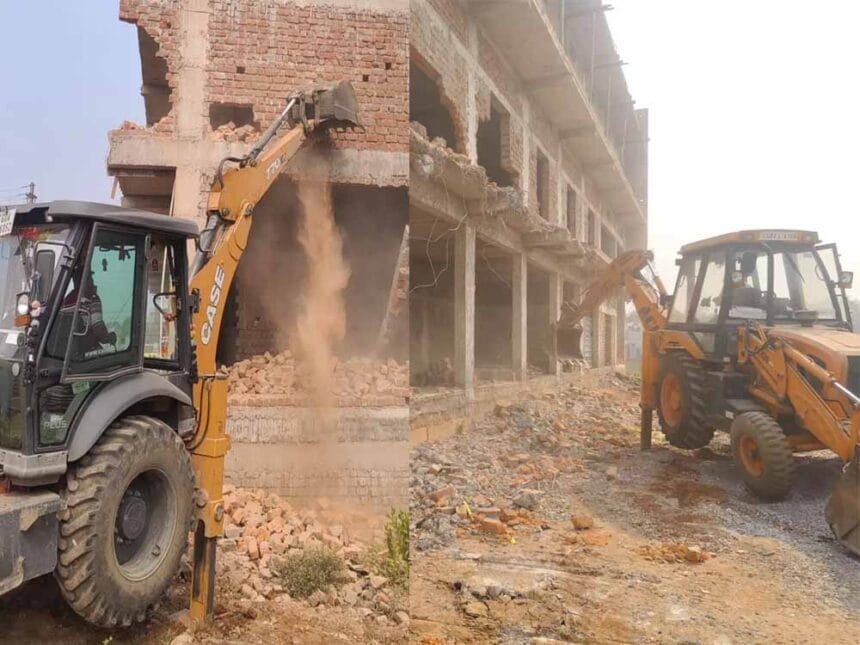 चंगोराभाठा में अनुमति के विपरीत निर्माणाधीन भवन पर चला बुलडोजर