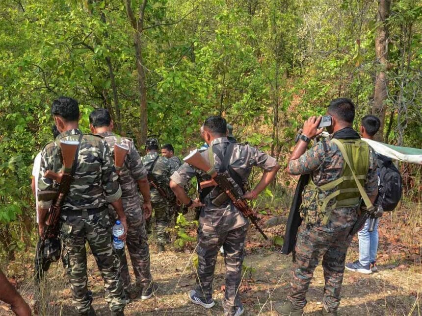 बीजापुर में पुलिस से बरदस्त मुठभेड़ में 2 नक्सली ढेर