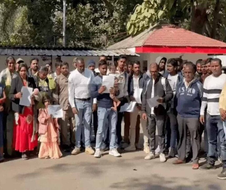 गृहमंत्री विजय शर्मा के बंगले के सामने पहुंचे CAF कैंडिडेट्स