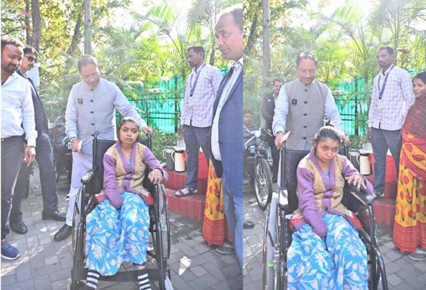जनदर्शन में मुख्यमंत्री ने दिव्यांगजनों को दीं बैटरी ट्राइसिकल, व्हीलचेयर और श्र
