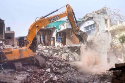 देवरिया, संभल और वाराणसी में प्रशासन का एक्शन, मजार और सरकारी जमीन पर बने मकान ध