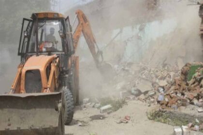 रांची में अतिक्रमण कर बनाए 50 निर्माण बुलडोजर से तोड़े