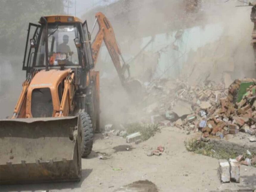 रांची में अतिक्रमण कर बनाए 50 निर्माण बुलडोजर से तोड़े