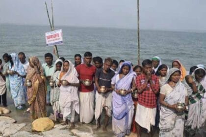 माघी मेले में आदिवासी धर्मगुरुओं ने उत्तरवाहिनी गंगा में लगाई आस्था की डुबकी