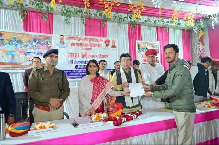 प्रभारी मंत्री बिश्नोई ने जनसंवाद में सुनी ग्रामीणों की परिवेदनाएं