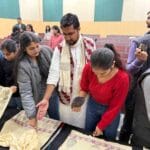 किताबों से बाहर सीख: छात्रों को सिखाई गई ठप्पा प्रिंटिंग और पारंपरिक धुलाई विधि