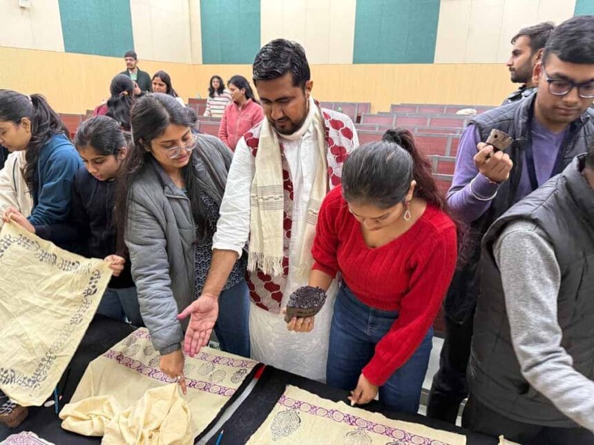 किताबों से बाहर सीख: छात्रों को सिखाई गई ठप्पा प्रिंटिंग और पारंपरिक धुलाई विधि