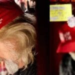 डोनाल्ड ट्रंप के नारे की टोपियां लगाकर ग्रीनलैंड में मजाक बना रहे लोग