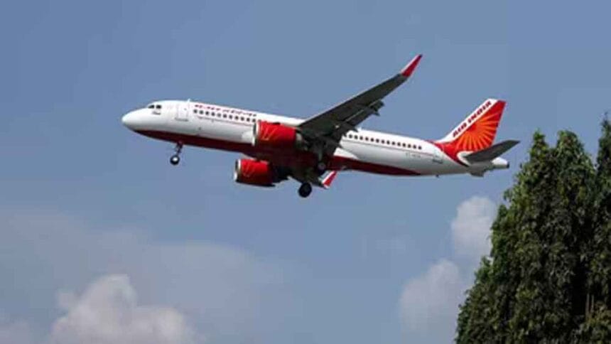 एयरपोर्ट पर अफरा-तफरी: दिल्ली से जा रही फ्लाइट के APU में आग, दूसरी विमान का इंज