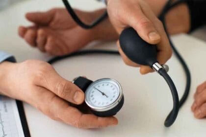 इन लक्षणों को न करें नजरअंदाज: हाई ब्लड प्रेशर बन सकता है गंभीर बीमारियों की वजह