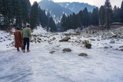 चिल्लई कलां की शुरुआत से ठिठुरा कश्मीर, माइनस में तापमान, बर्फ की चादर बनी डल ले