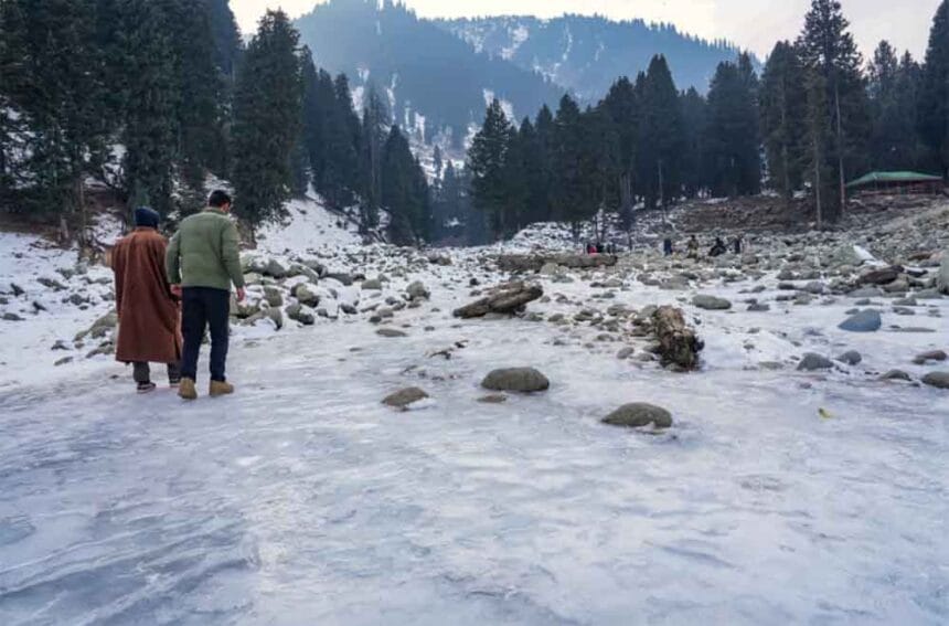 चिल्लई कलां की शुरुआत से ठिठुरा कश्मीर, माइनस में तापमान, बर्फ की चादर बनी डल ले