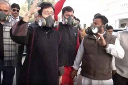 प्रदूषण को लेकर दिल्ली विधानसभा में हंगामा, ‘आप’ विधायकों ने किया विरोध प्रदर्शन
